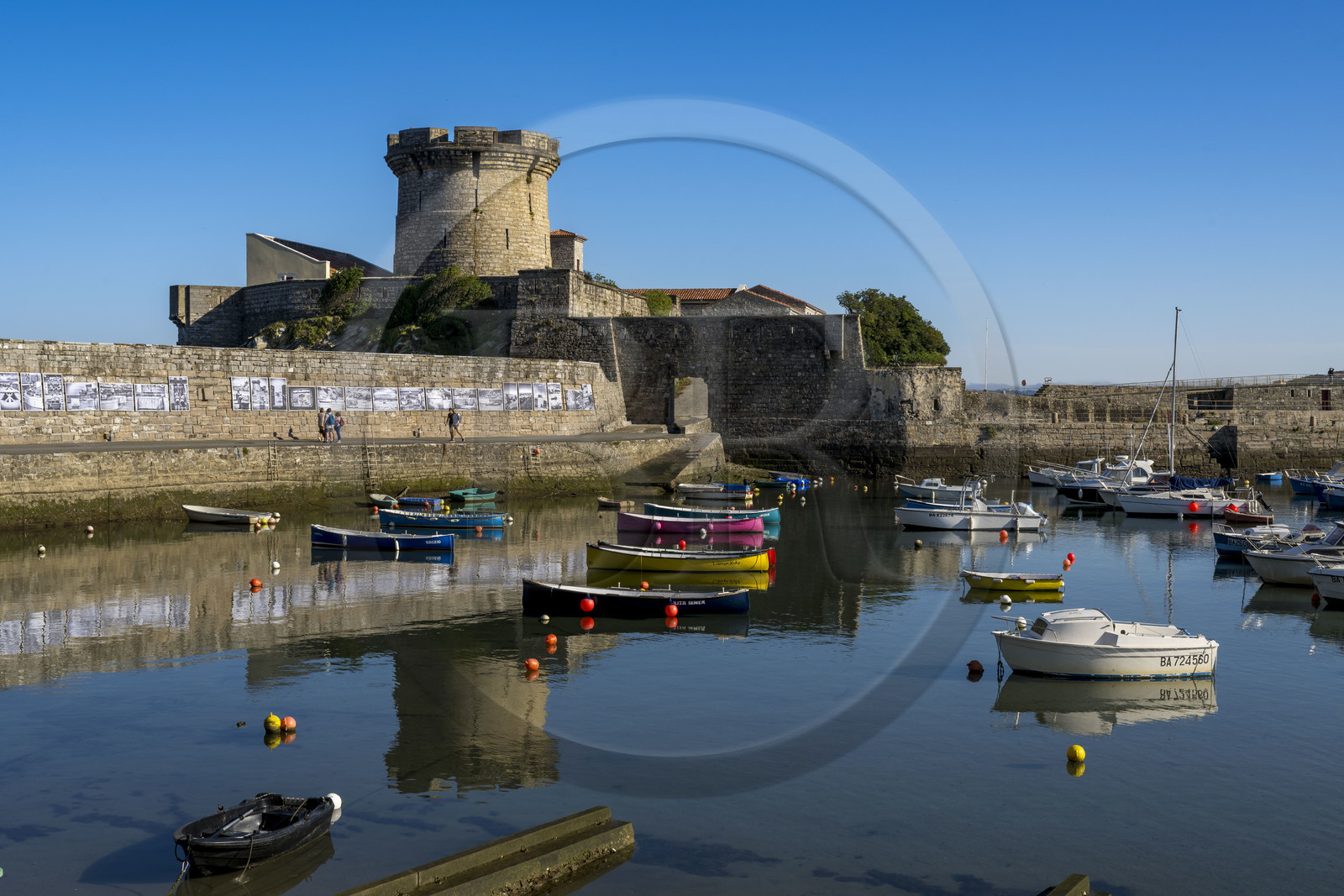 France, Pyrénées-Atlantiques (64), la côte du Pays-Basque, Ciboure, le fort de Socoa construit sous Louis XIII remanié par Vauban et son petit port de plaisance dans la baie de Saint-Jean-de-Luz France, Pyrénées-Atlantiques (64), la côte du Pays-Basque, Ciboure, le fort de Socoa construit sous Louis XIII remanié par Vauban et son petit port de plaisance dans la baie de Saint-Jean-de-Luz