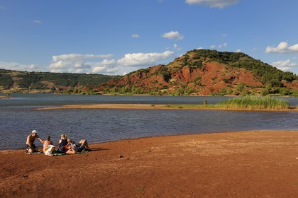 France, Hérault (34), terre rouge des bords du lac de Salagou