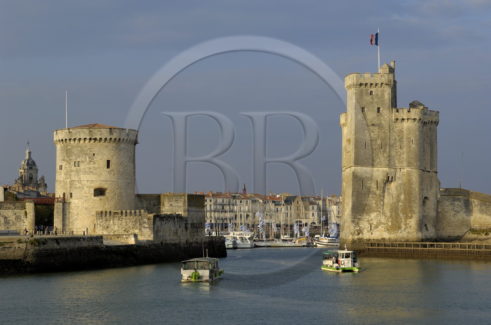 France, Charente-Maritime (17), La Rochelle, la Tour de la Chaine (à gauche) et la Tour Saint-Nicolas protégent l'entrée du Vieux Port