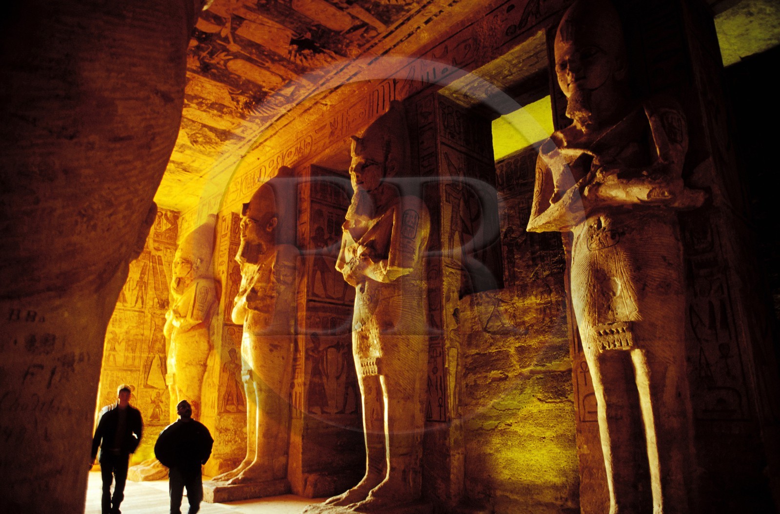 Egypte, Nubie, Abou Simbel, site classé Patrimoine Mondial de l' UNESCO, temple de Ramsès II, piliers osiriaques à l'effigie de Ramsès II soutenant le Pronaos (salle hypostyle)