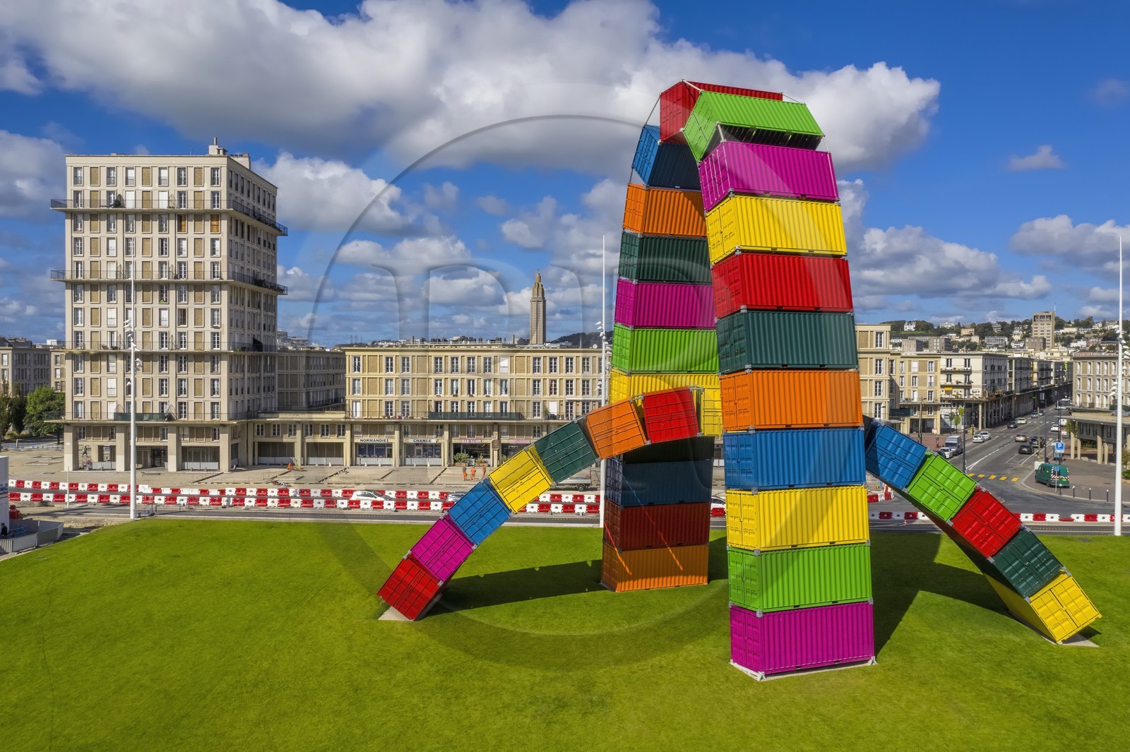 France, Seine-Maritime (76), Le Havre, Centre-ville reconstruit du Havre par Auguste Perret classé Patrimoine Mondial de l'UNESCO, quai de Southampton, Catène de containers oeuvre de Vincent Ganivet (© ADAGP)