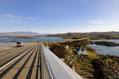 Royaume-Uni, Ecosse, région des Highlands, les Hébrides, île de Skye, le pont à Kyle of Lochalsh
