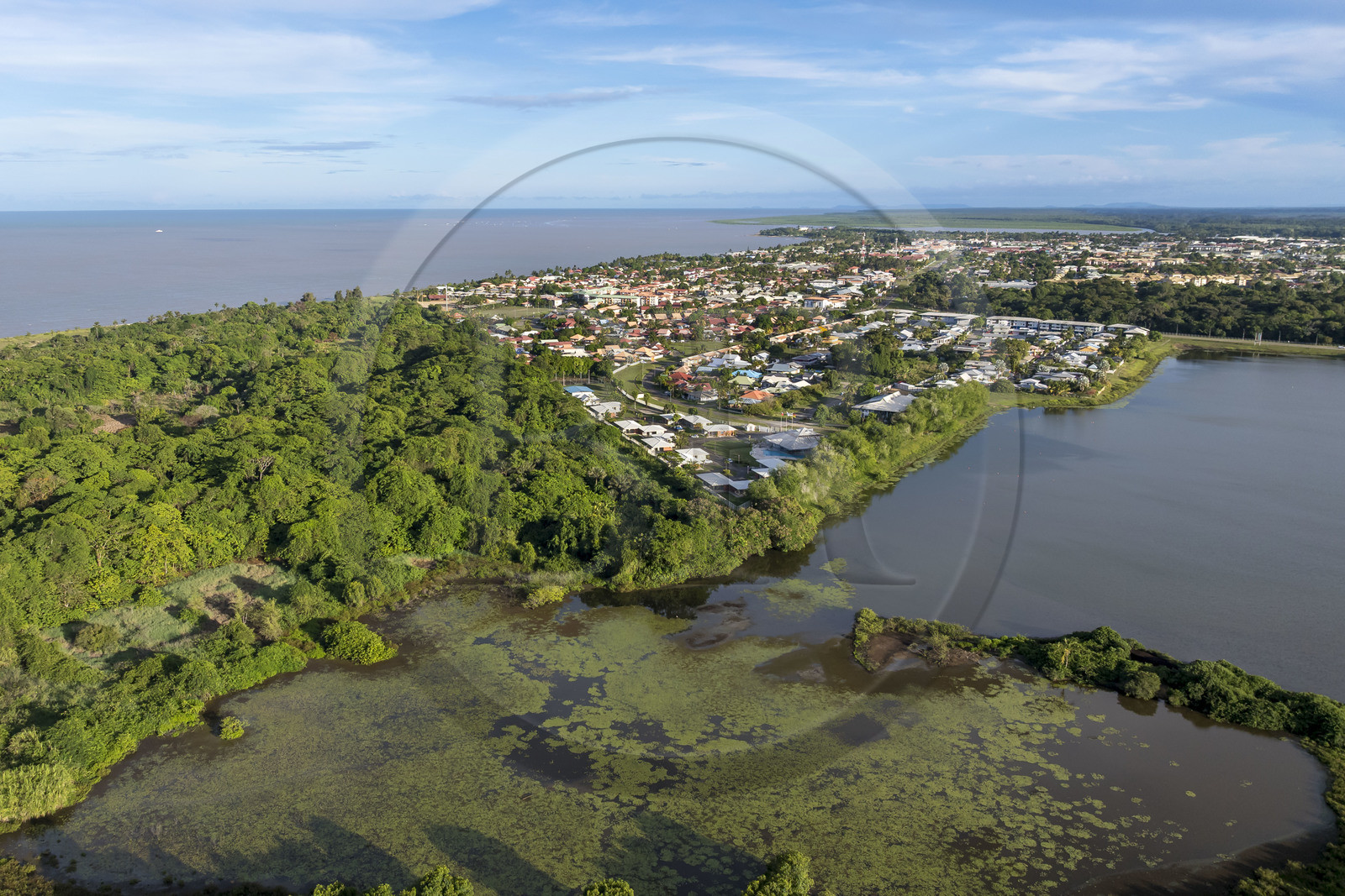 France, Guyane, Kourou, la ville est en bordure des zones humides, forêts et savanes protégées dans l'enceinte du centre spatial et gérées par l'Office National des Forêts (ONF), le lac bois-diable à droite (vue aérienne)