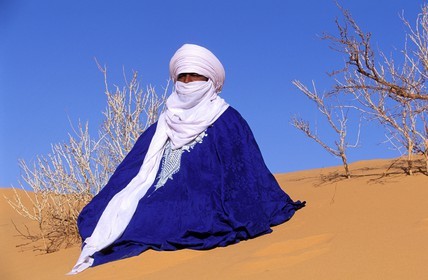 Libya, region of the desert, the Fezzan (Sahara), Tuareg in traditional clothe in the dunes of the Erg Takioumet