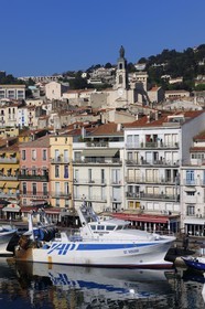 France, Hérault (34), Sète, canal Royal, thonier à quai au pied du Mont Saint-Clair et de l’église décanale saint Louis