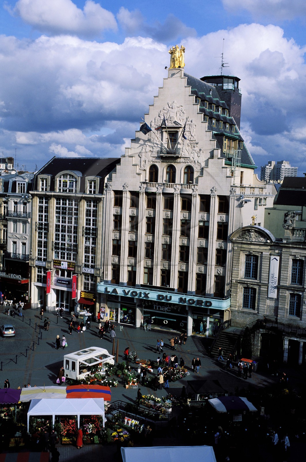 France, Nord (59), Lille, le célèbre bâtiment du journal la Voix du Nord et le marché aux fleurs sur la Grand' Place (place Charles de Gaulle)