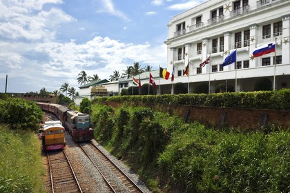 Sri Lanka, province de l'ouest, district de Colombo, Colombo, train de Galle passant au pied du Mount Lavinia Hotel