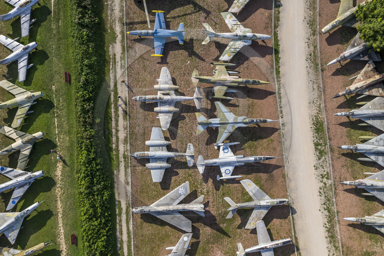 France, Côte-d'Or (21), les climats de Bourgogne classés Patrimoine Mondial de l'UNESCO, Côte de Beaune, Savigny-les-Beaune, le chateau avec les musées et collections avions de chasse, voitures de course Abarth, motos, tracteurs enjambeurs, maquettes, camions de pompiers (vue aérienne)