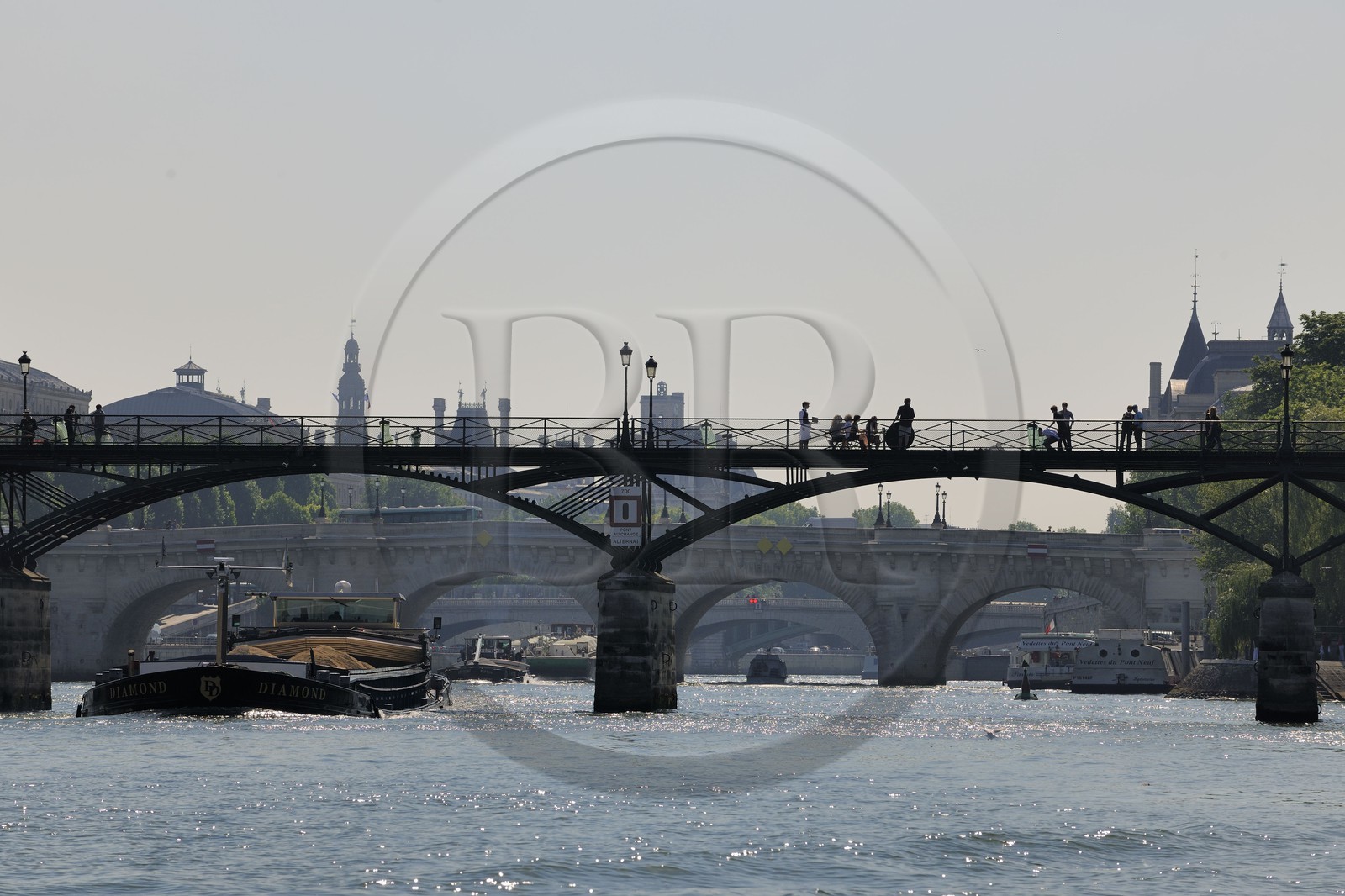 France, Paris (75), les rives de la Seine classées Patrimoine Mondiale de l'UNESCO, péniche devant la passerelle des Arts