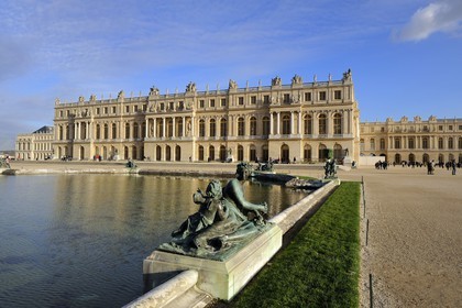 France, Yvelines (78), château de Versailles, classé Patrimoine Mondial de l'UNESCO, bassin du parterre d'eau entouré de statues en bronze symbolisant les fleuves et rivières de France