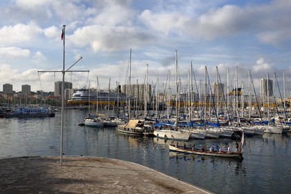 France, Var (83), Toulon, le port de plaisance et de commerce