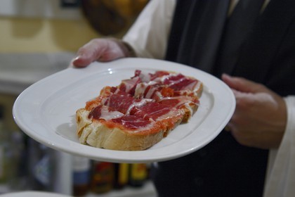 Spain, Andalusia, Seville, La Casa de Manolo Leon Restaurant and Bar, Pan con jamon (toasted bread, olive oil, tomato pulp and ham 5J)
