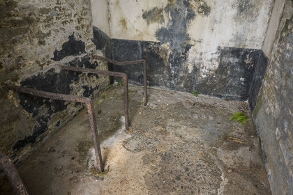 France, Guyane, Saint-Laurent-du-Maroni, bagne ou Camp de la Transportation, les quartiers disciplinaires, la cellule 47, célèbre pour avoir été celle de Henri Charrière plus connu sous le pseudonyme de Papillon, il a gravé sa signature sur le sol