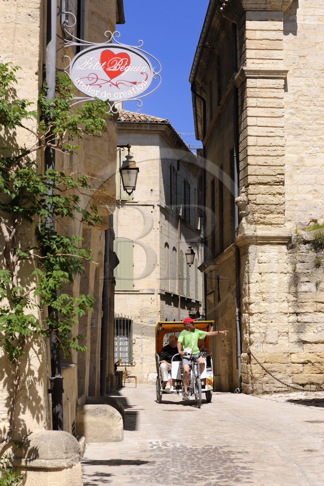 France, Gard (30), Uzès, vélo-taxi dans une rue de la vieille ville