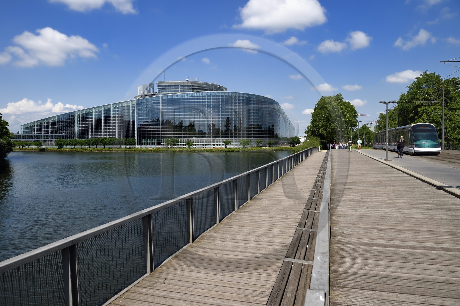 France, Bas-Rhin (67), Strasbourg, le Parlement Européen conçu par l'agence d'architecture architecture-studio et tramway