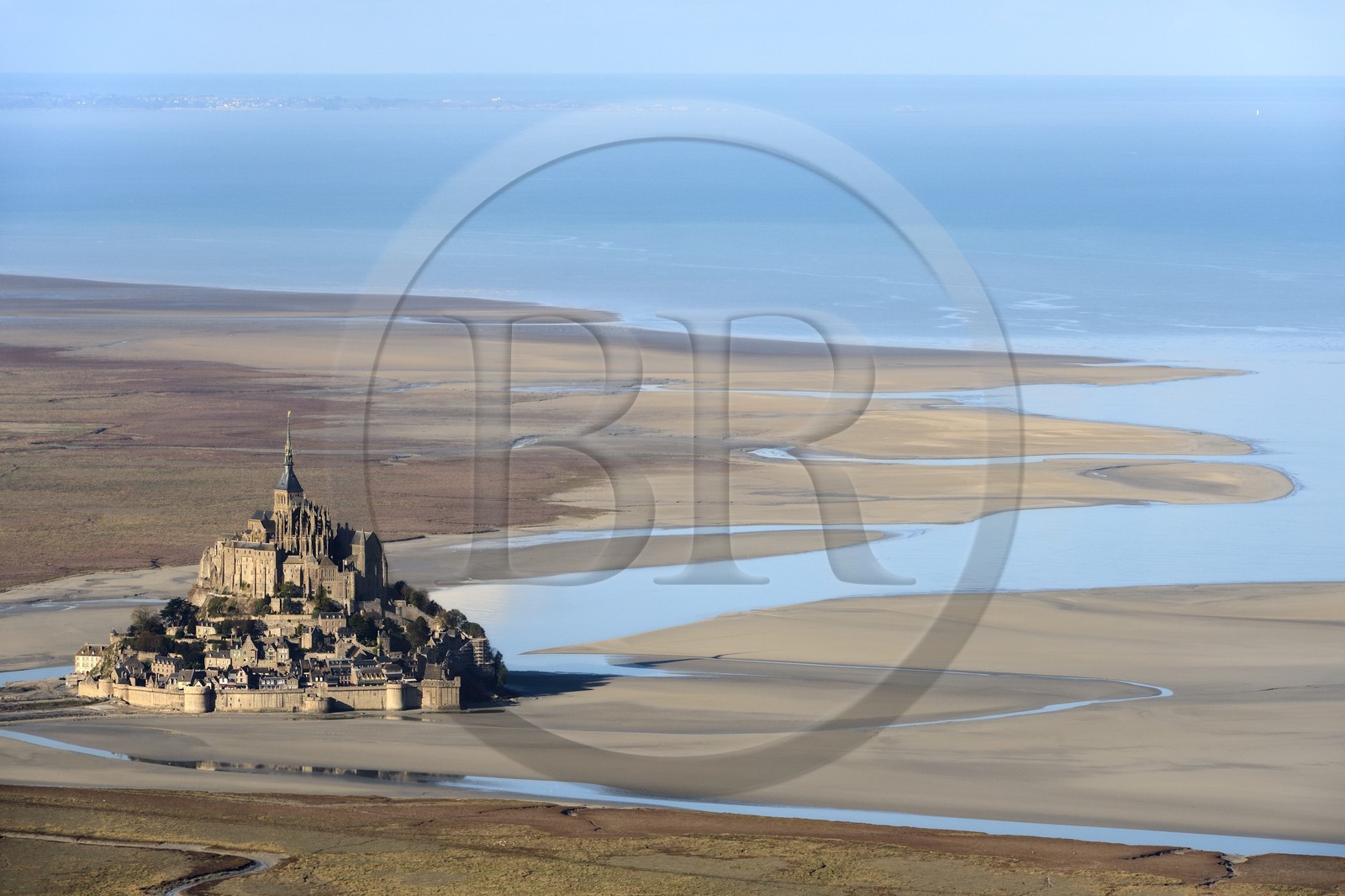 France, Manche (50), Baie du Mont-Saint-Michel, classée Patrimoine Mondial de l'UNESCO, le Mont-Saint-Michel à marée basse (vue aérienne)