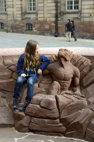 France, Bas-Rhin (67), Strasbourg, vieille ville classée au Patrimoine Mondial de l'UNESCO, place du Château, chimère s'extrayant de la pierre avec le regard pointé vers le sommet de la Cathédrale