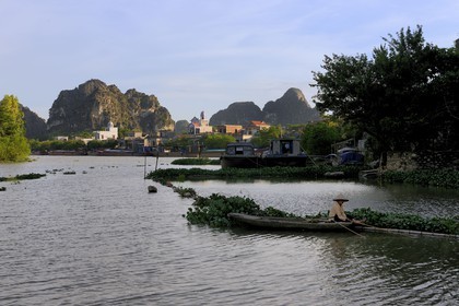 Vietnam, province de Ninh Binh, village insulaire de Kenh Ga entouré de montagnes karstiques
