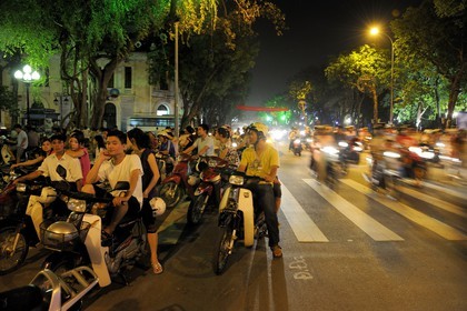 Vietnam, Hanoï, vieille ville, lac Hoan Kiem appelé le petit lac ou lac de l'épée restituée, sortie du samedi soir en moto
