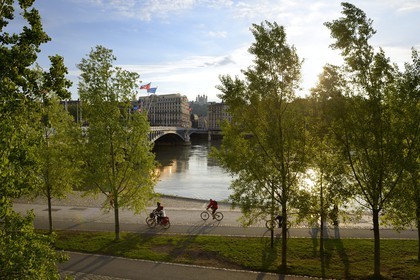 France, Rhône (69), Lyon, les berges du Rhône, le quai Général Sarrail et le pont Lafayette