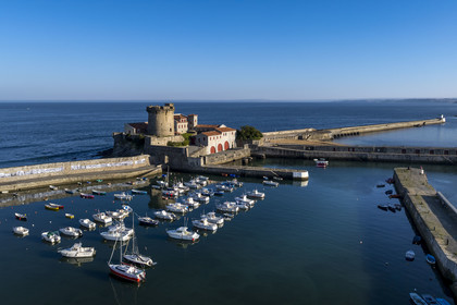 France, Pyrénées-Atlantiques (64), la côte du Pays-Basque, Ciboure, le fort de Socoa construit sous Louis XIII remanié par Vauban et son petit port de plaisance dans la baie de Saint-Jean-de-Luz (vue aérienne)
