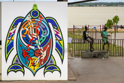 France, Guyane, Saint-Laurent-du-Maroni, berges réaménagées du quartier de La Charbonnière aux racines bushinenguées, nouveau kiosques colorés et habillés d’une œuvre artistique originale d'art tembé réalisés par les artistes Francky Amété et Carlos Adaoudé