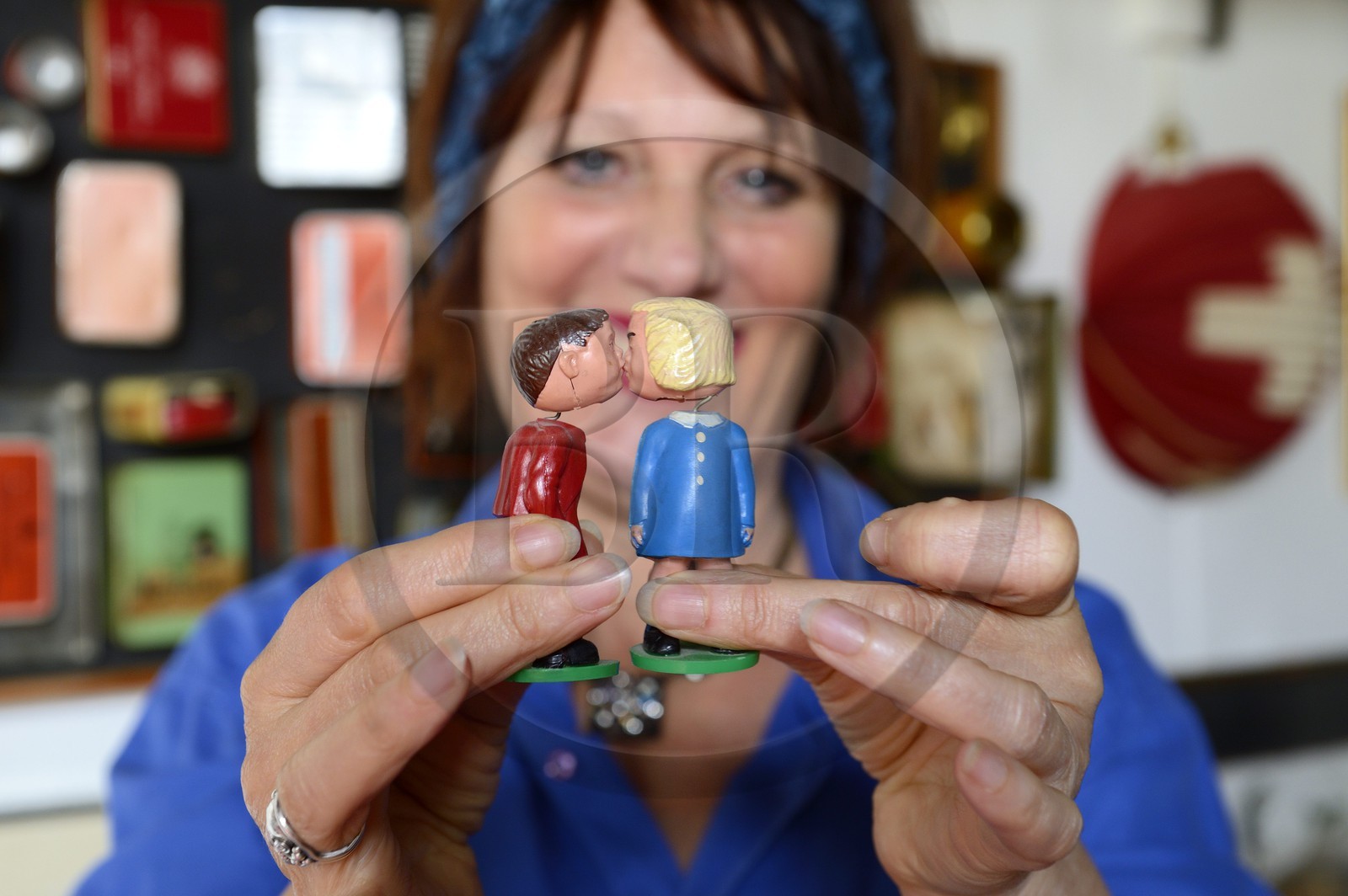 Paris (75), Cité Véron au 94 Bd de Clichy, appartement de Boris Vian, jouets les deux amoureux qui font la couverture du livre l'écume des jours