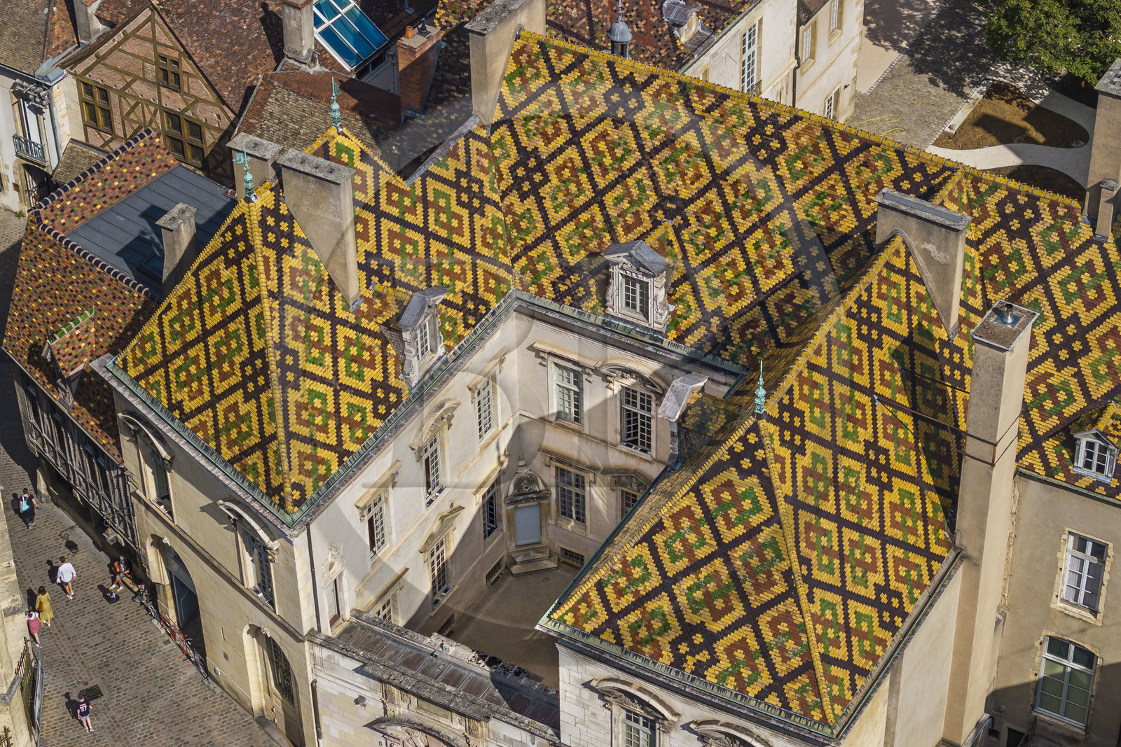 France, Côte-d'Or (21), Dijon, zone classée Patrimoine Mondial de l'UNESCO, toit coloré en tuiles vernissées de l'Hotel de Vogüé (vue aérienne)