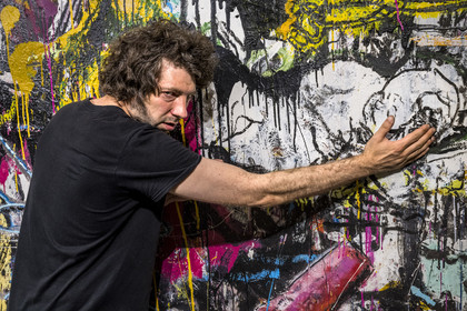 France, Alpes-Maritimes (06), Cannes, l'artiste Orsten Groom lors de son exposition au Suquet des Artistes en 2022