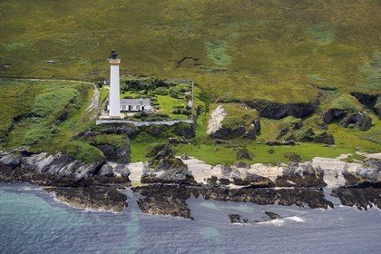 Royaume-Uni, Ecosse, Hébrides intérieures, Ile de Islay, phare de Rhuvaal à une des entrées du Sound of Islay (vue aérienne)