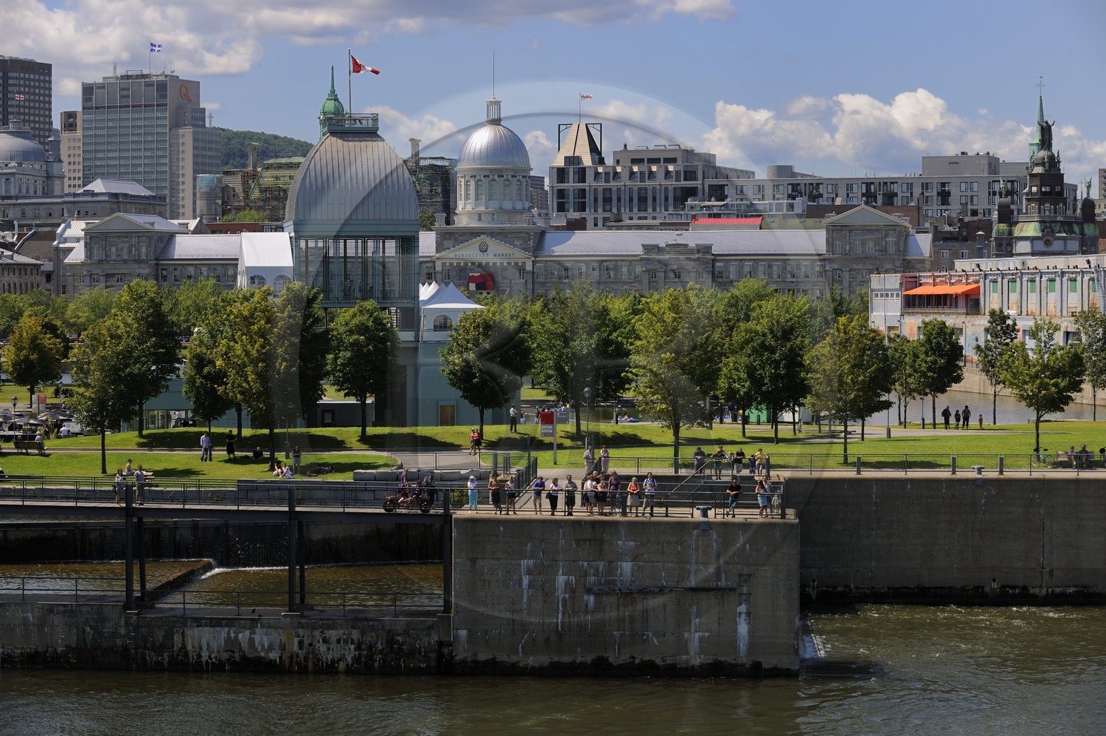 Canada, province de Québec, Montréal, quartier du Vieux-Montréal, la ville depuis le Vieux-Port