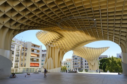 Spain, Andalusia, Seville, Plaza de la Encarnacion - Plaza Mayor, Metropol Parasol (built 2011) by architect Jurgen Mayer-Hermann