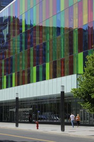 Canada, province de Québec, Montréal, le quartier International, le Palais des Congrès et ses façades multicolores