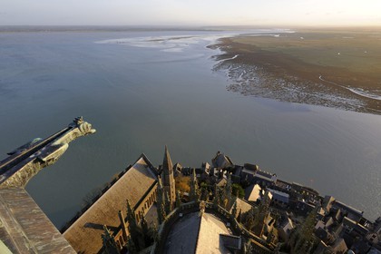 France, Manche (50), Mont-Saint-Michel, classé Patrimoine Mondial de l'UNESCO, chevet et la baie vus depuis la flèche à l'aube