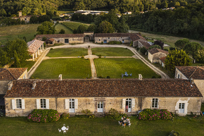 France, Charente-Maritime (17),  Saintonge, Saint-Bris-des-Bois, la chambre d'hote le Logis de l'Astrée un logis saintongeais du XVIIème siècle (vue aérienne)