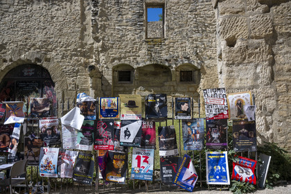 France, Vaucluse (84), Avignon, la rue de la Peyrolerie dans la vieille ville avec les affiches annonçant les spectacles du festival