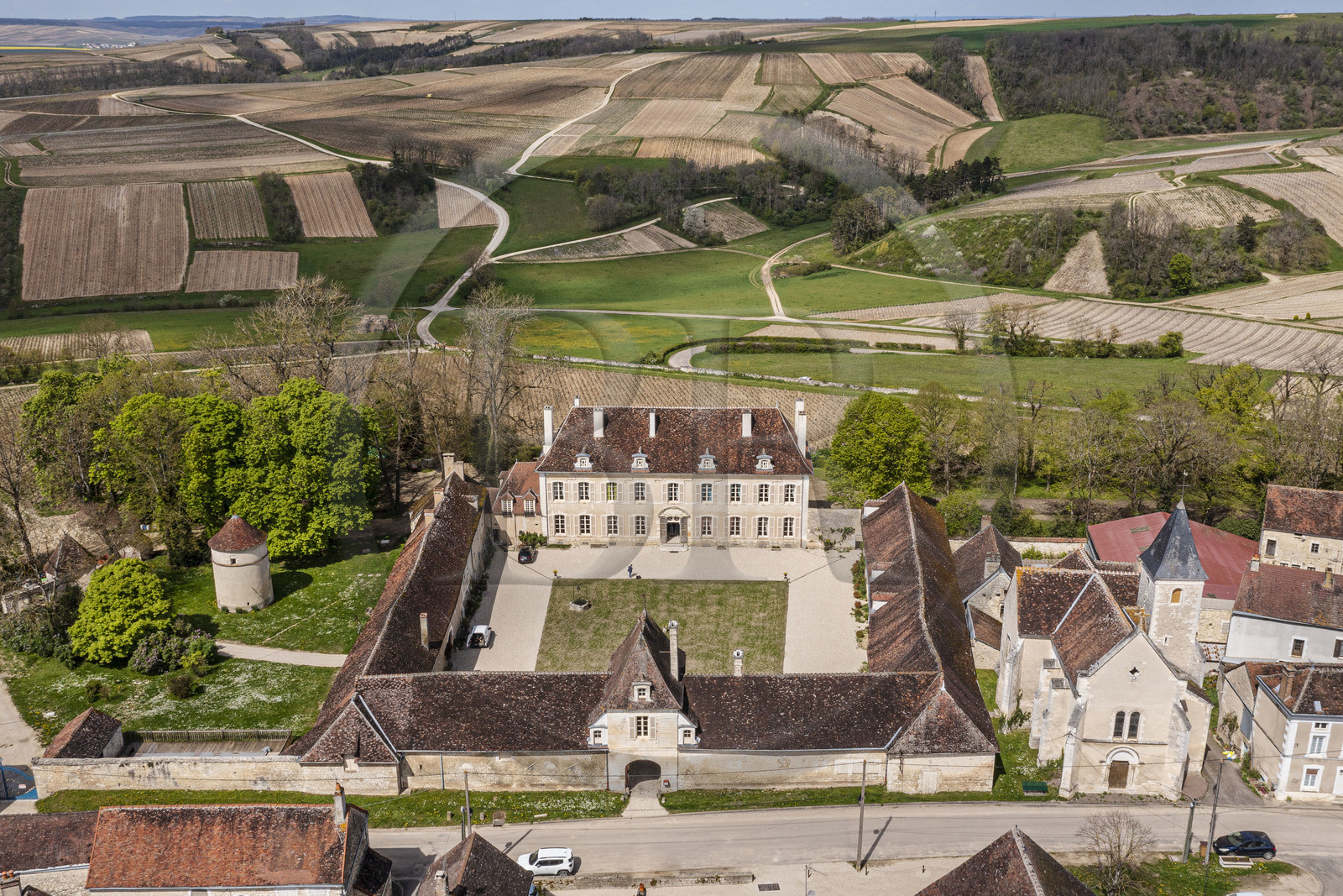 France, Yonne (89), Béru, le Chateau de Béru au printemps, domaine viticole familial d'une quinzaine d'hectares au cœur du vignoble chablisien (vue aérienne) France, Yonne (89), Béru, le Chateau de Béru au printemps, domaine viticole familial d'une quinzaine d'hectares au cœur du vignoble chablisien (vue aérienne)