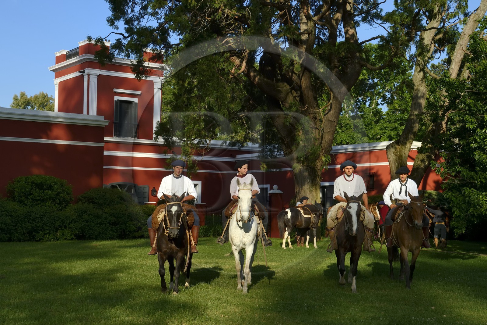 Argentine, province de Buenos Aires, San Antonio de Areco, groupe de gauchos à cheval devant l'estancia La Bamba de Areco