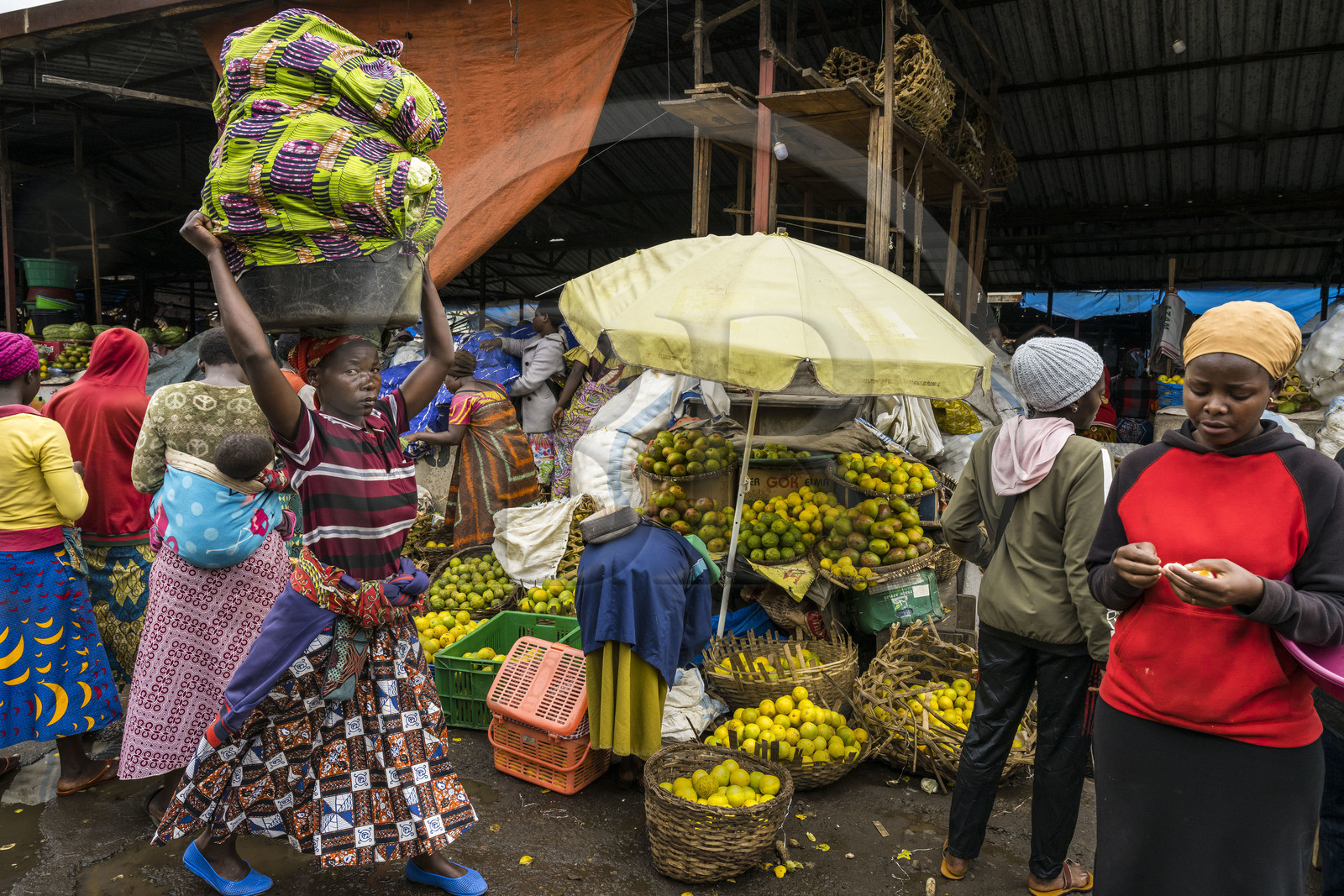 Rwanda, Province du Nord, Musanze (anciennement nommée Ruhengeri), le marché central, femme portant sur sa tête un plateau chargé de légumes