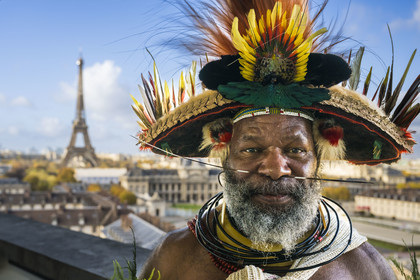 France, Paris (75), siège de l'UNESCO, le chef Papou Mundiya Kepanga et la Tour Eiffel en arrière-plan