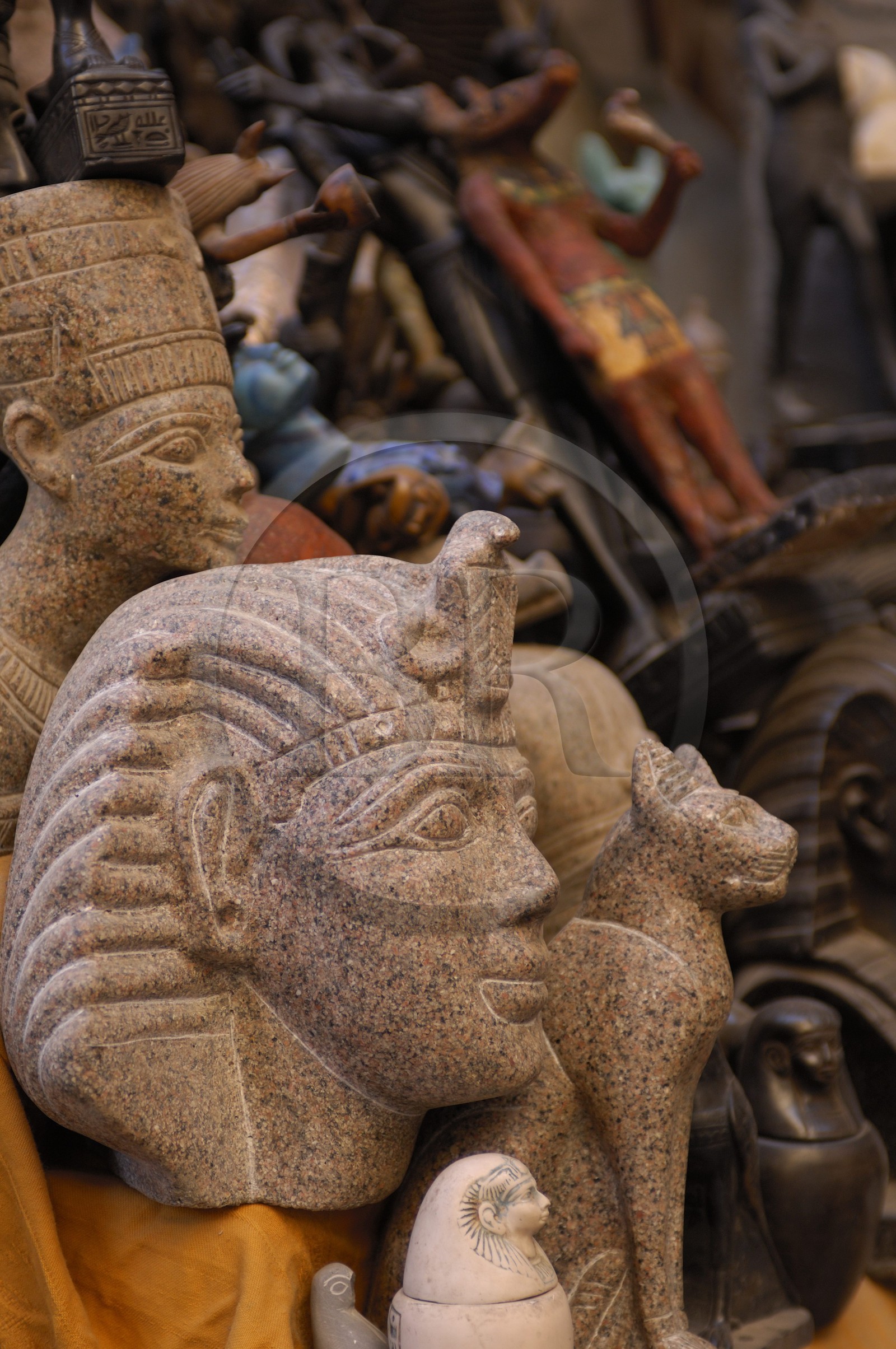 Egypte, Haute Egypte, vallée du Nil, Louxor, le souk, souvenirs pour touristes Egypte, Haute Egypte, vallée du Nil, Louxor, le souk, souvenirs pour touristes