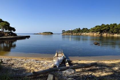 France, Var (83), Iles d'Hyères, Parc national de Port Cros, Ile du Levant, zone militaire, plage et ancien petit port de Liserot