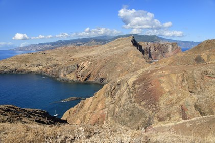 Portugal, Ile de Madère, randonnée dans la réserve naturelle de la Ponta de Sao Lourenço (pointe Saint Laurent) à l'extrême Est de l'ile, filon basaltique dans la baie d'Abra