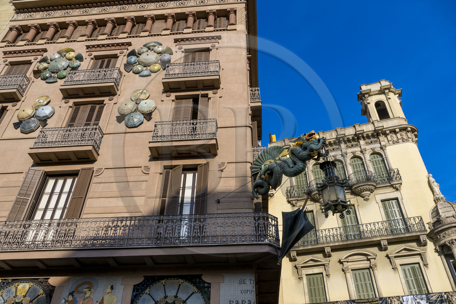 Espagne, Catalogne, Barcelone, quartier de Las Ramblas, la Casa Quadros au 82 Las Ramblas de l'architecte du modernisme catalan Josep Vilaseca (1891-1896), ancienne boutique de parapluie
