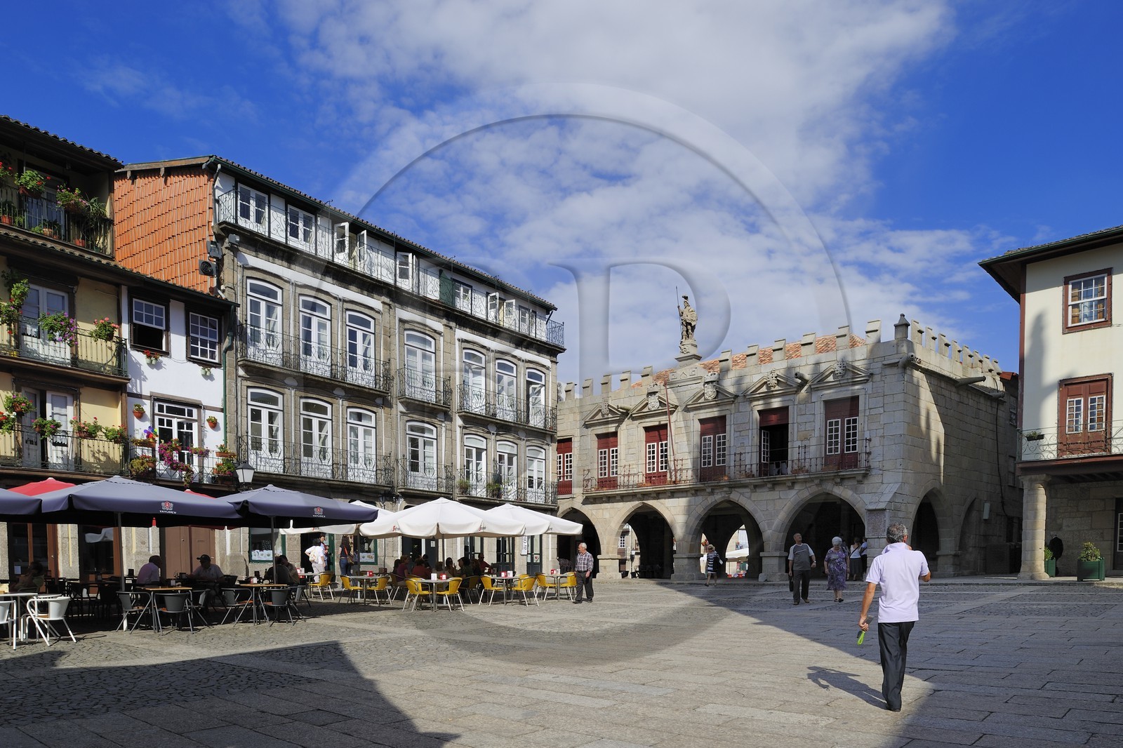 Portugal, région du Minho, Guimaraes, ville classée Patrimoine Mondial de l' UNESCO, ancien Hotel de Ville sur la place Largo da Oliveira