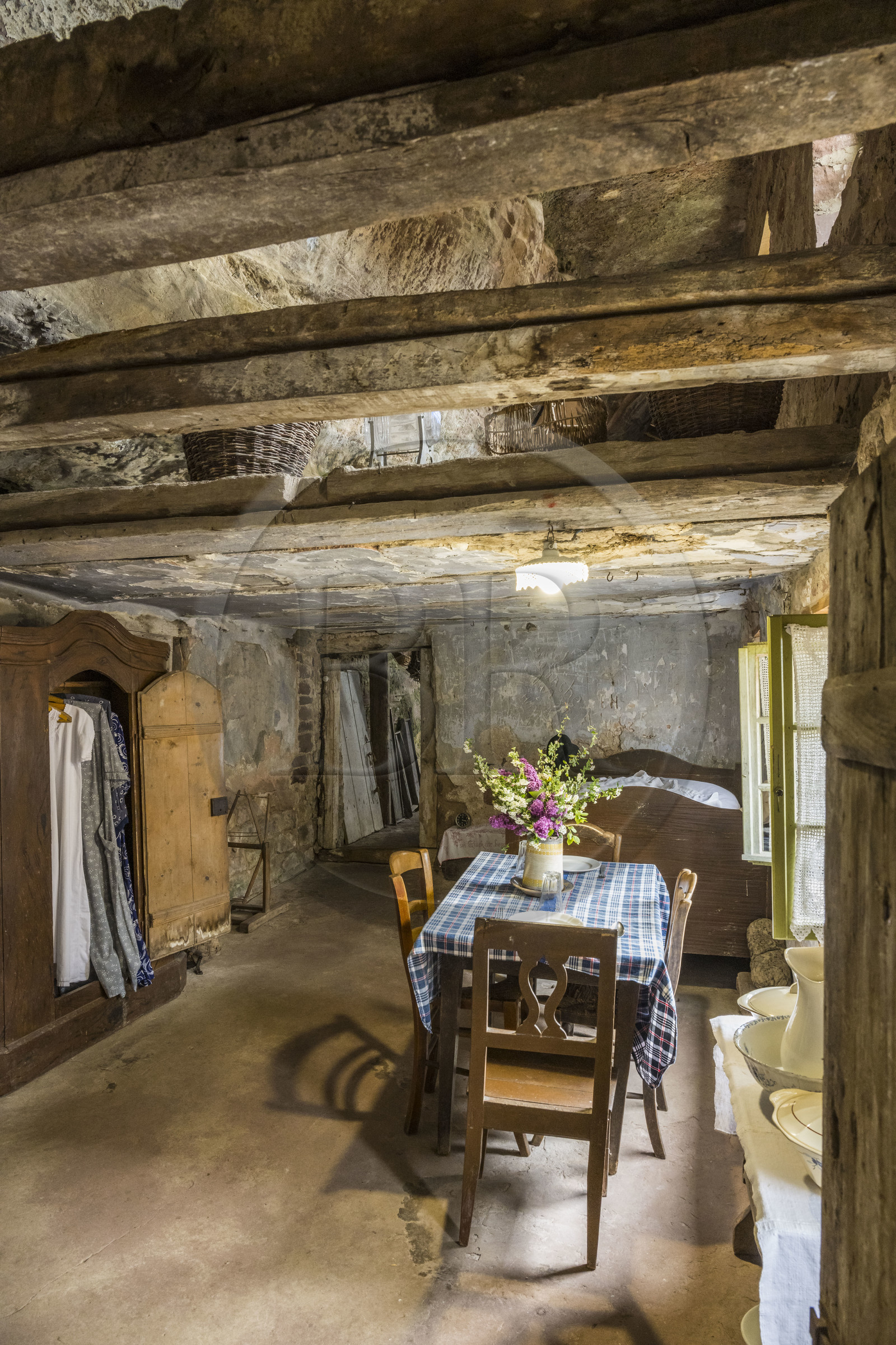 France, Bas-Rhin (67), Parc Naturel régional des Vosges du Nord, Eschbourg, Maisons des Rochers de Graufthal, habitations semi-troglodytiques du XVIIIe siècle et habitées jusqu'en 1958, la stub qui est la pièce de vie