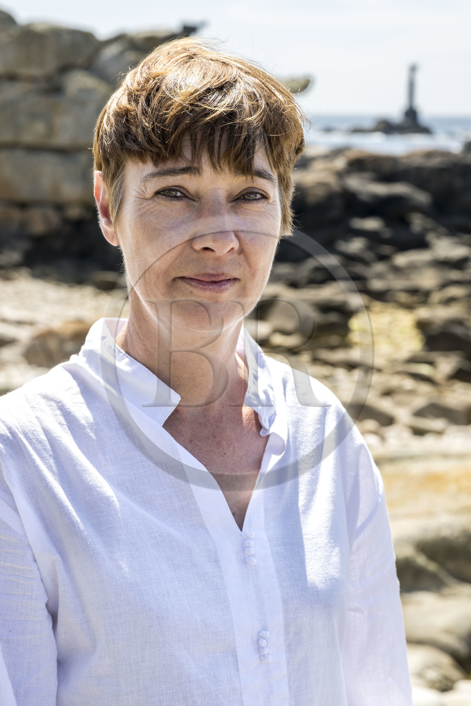 France, Finistère (29), Mer d'Iroise, Ile d'Ouessant, l'éditrice Helene Prigent en promenade à la Pointe de Pern