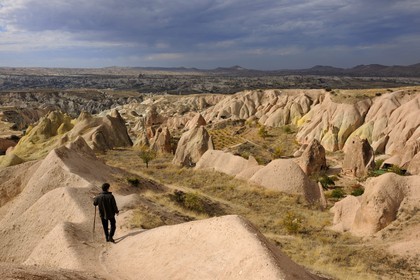 Turquie, Anatolie Centrale, province de Nevsehir, Cappadoce classée Patrimoine Mondial de l'UNESCO, vallon de Kizil Çukur (vallée Rouge) sur le versant occidental du massif de l'Ak Tepe vers Çavusin