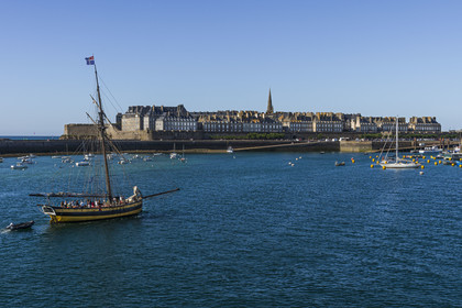 France, Ille et Vilaine, Cote d'Emeraude (Emerald Coast), Saint Malo, the walled city at the entrance of the port