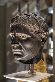 France, Paris (75), Bibliothèque Nationale de France, site Richelieu, la Salle de Luynes, portrait masculin, Abruzzes (Italie) entre 340 et 200 av J.-C., cette tête appartenait à une statue honorifique d'un noble du Samnium